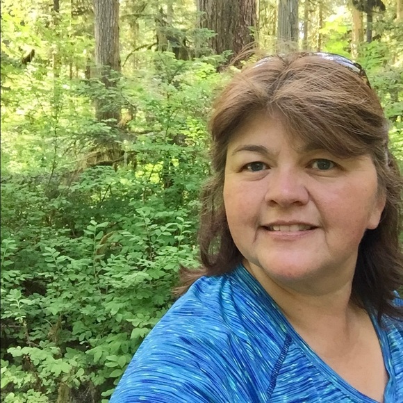 Profile Picture of Tracy James (@tsiyabus) on Poshmark