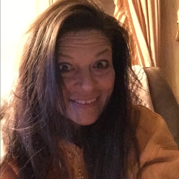 Profile Picture of Rhonda Boxwell (@rjboxwell) on Poshmark