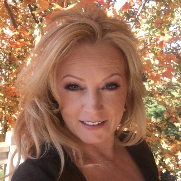 Profile Picture of Bridgett Baumiller (@babaumiller) on Poshmark