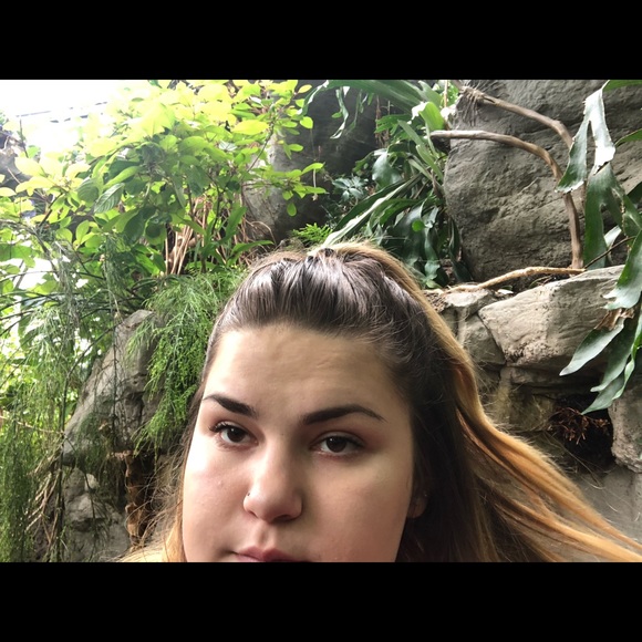 Profile Picture of Carlie Lofink (@caarliemariee) on Poshmark