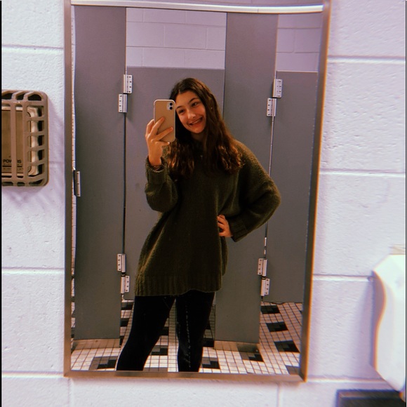 Profile Picture of Olivia Acome (@oliviaacome) on Poshmark