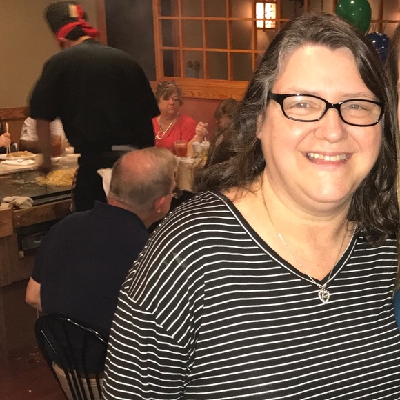 Profile Picture of Tracy Potter (@clutterfree533) on Poshmark