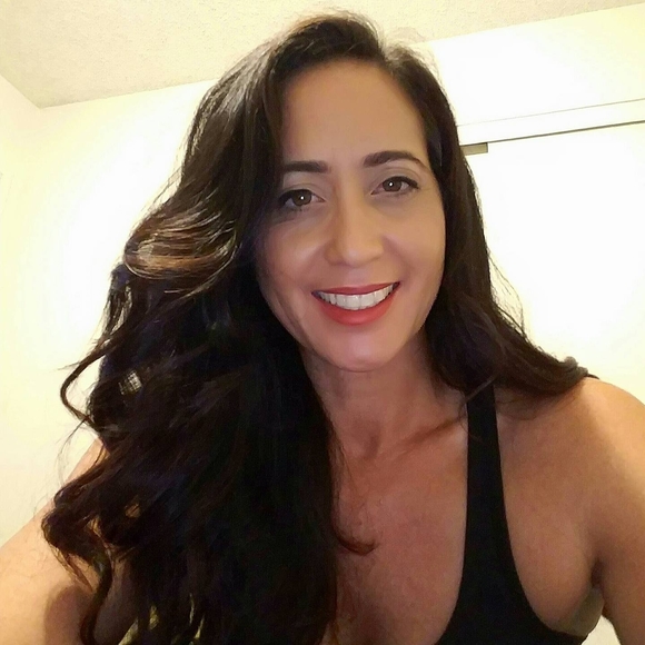 Profile Picture of Julia Cuttress (@p021949) on Poshmark