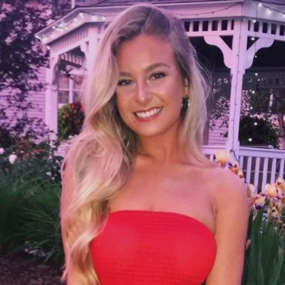 Profile Picture of Nicole Mucciarone (@nicoleefox) on Poshmark