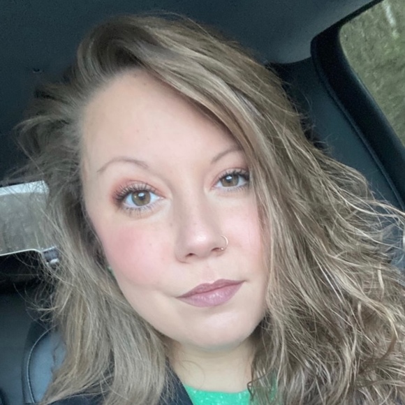 Profile Picture of Nicole Blevins (@dnicoleb89) on Poshmark