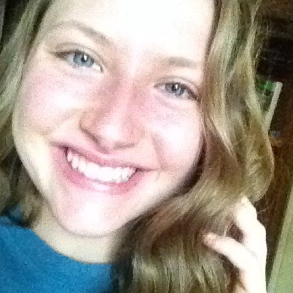Profile Picture of Alyssa Smock (@lys_n_up) on Poshmark