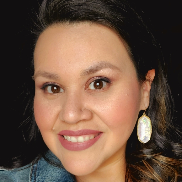 Profile Picture of Debra Molina (@debmol) on Poshmark