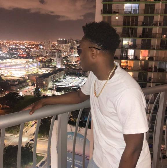 Profile Picture of Hassan Omar (@hassan410) on Poshmark