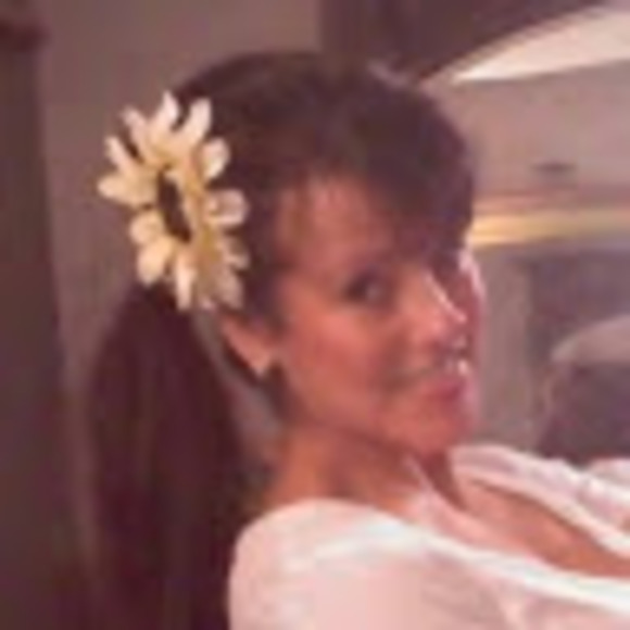 Profile Picture of Dyanne Hanshaw (@dyanne13) on Poshmark