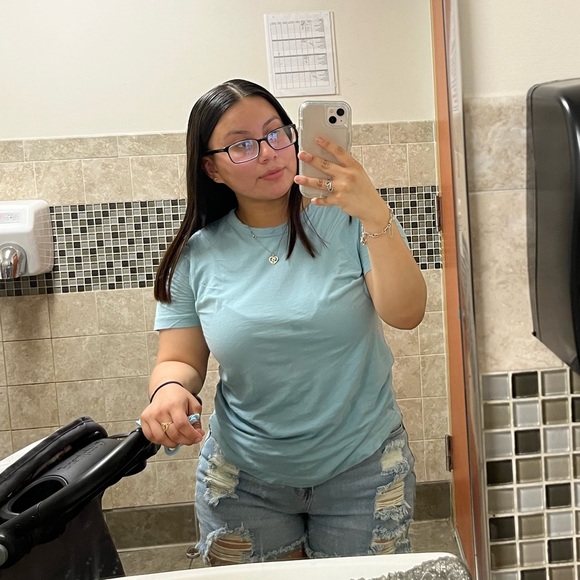 Profile Picture of Bryanna Almaráz (@bryannaalmar813) on Poshmark