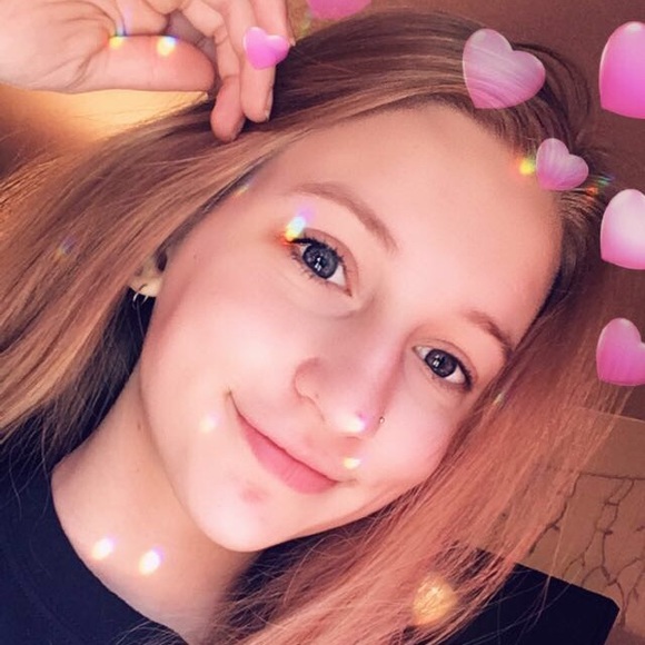 Alyssa Bessent - Poshmark Profile Picture of Alyssa Bessent (@alyssabessent) on Poshmark