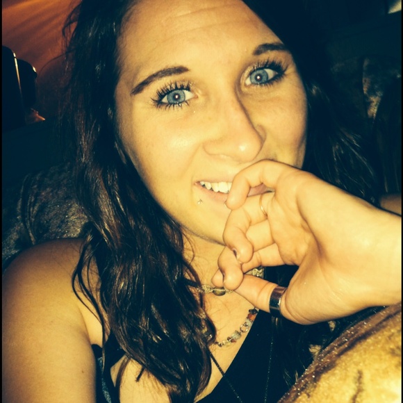 Profile Picture of Chrystal Ivey (@chrysleeivey) on Poshmark