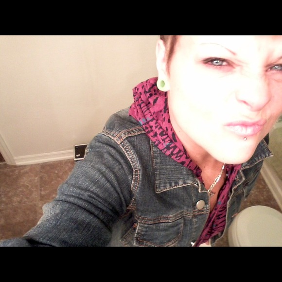 Profile Picture of Sarah Holthaus (@sarahj32) on Poshmark