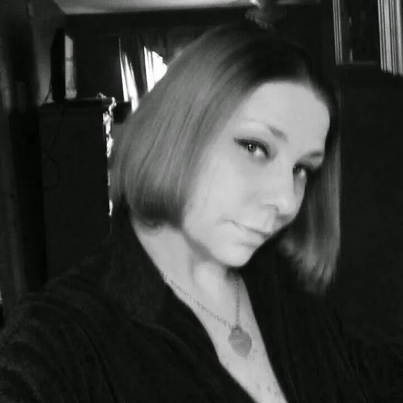 Profile Picture of Jennifer Mazzucca (@jaymazzucca) on Poshmark