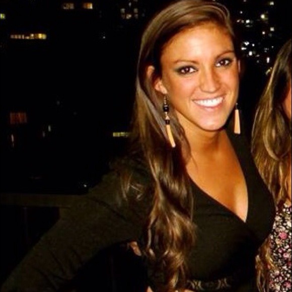 Profile Picture of Laura Weinel (@lweinel) on Poshmark