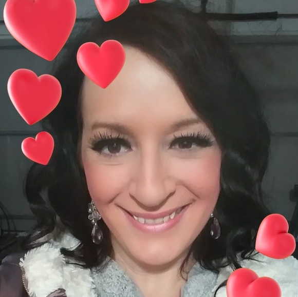 Profile Picture of Aimee Watson (@aimeewatson363) on Poshmark