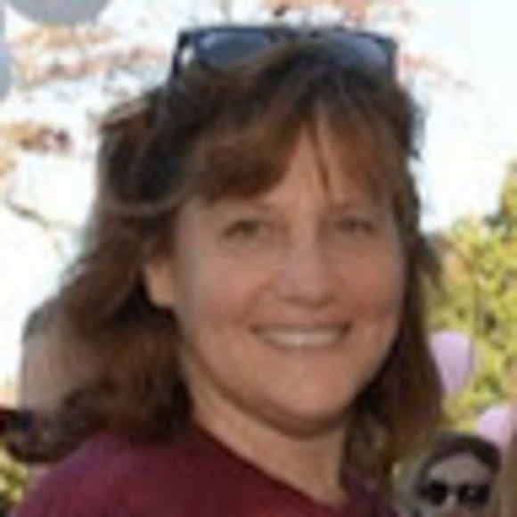 Profile Picture of Leslie Mignault (@lesliemignault) on Poshmark