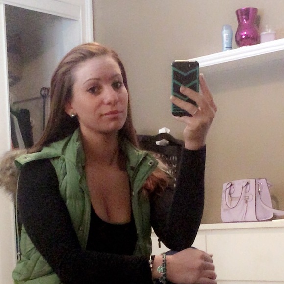 Profile Picture of Angelique Fadell (@afadell92) on Poshmark