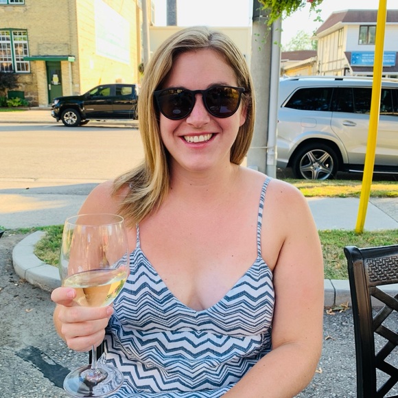 Profile Picture of Danielle Hillier (@dhillier228) on Poshmark