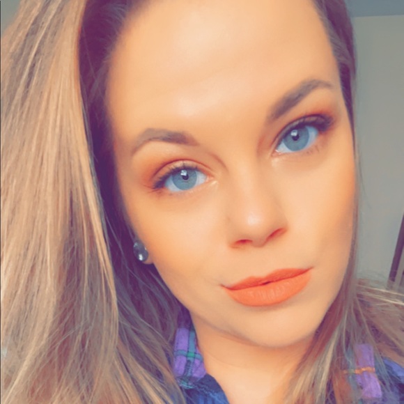 Profile Picture of Stephanie Hanthorn (@slynn1389) on Poshmark