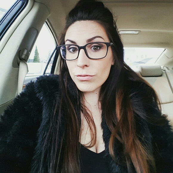 Profile Picture of Julie Sicola (@jbethjames) on Poshmark