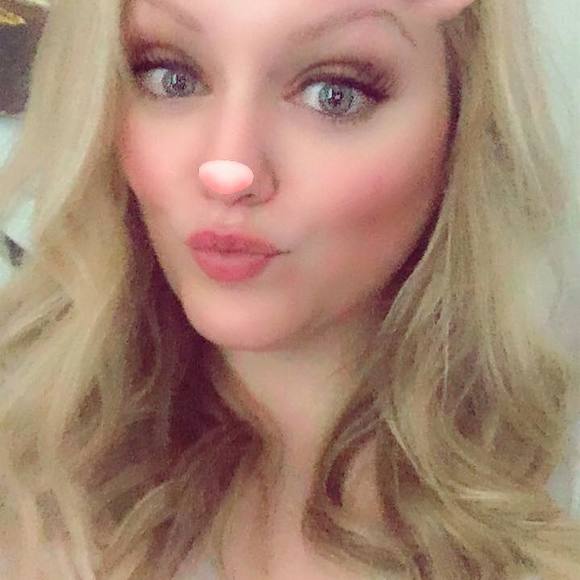 Profile Picture of Johna Gauruder (@johnagauruder) on Poshmark