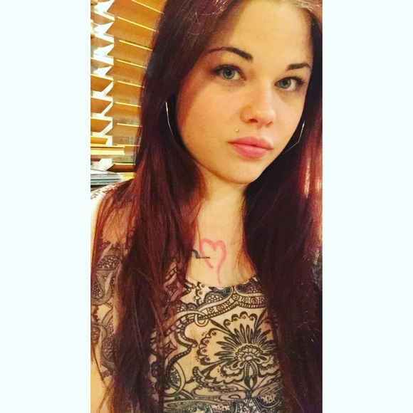 Profile Picture of Nikki Wotton (@nikkidw) on Poshmark