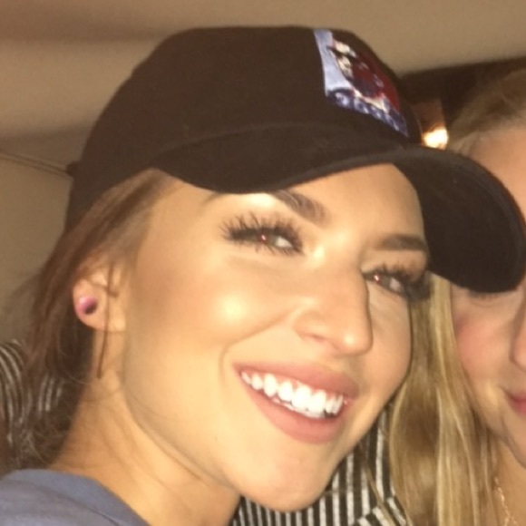 Profile Picture of Hannah Studee (@hanstudee) on Poshmark
