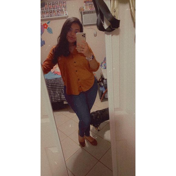 Jocelyn Alvarado - Poshmark Profile Picture of Jocelyn Alvarado (@jocelynalvar12) on Poshmark