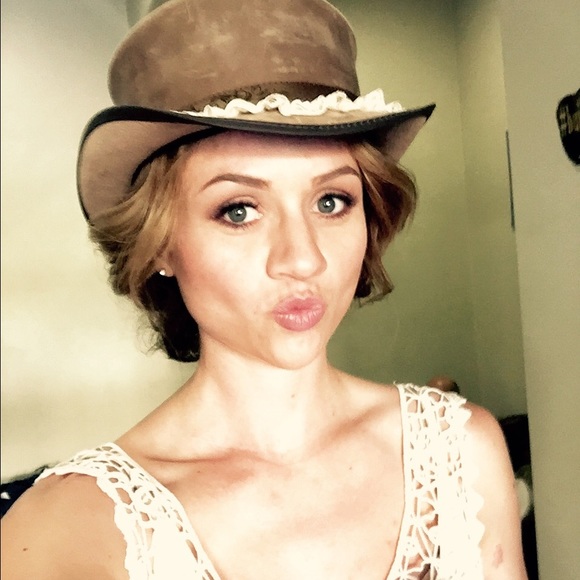 Profile Picture of Allison Linhart (@akl0106) on Poshmark