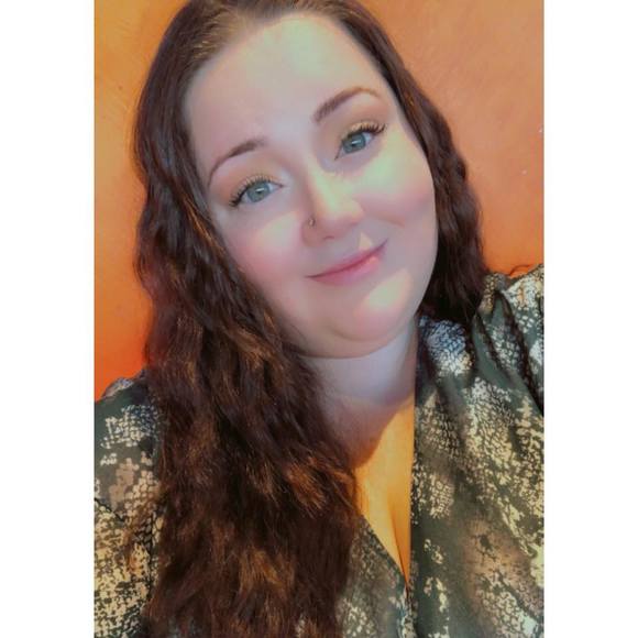 Profile Picture of Hannah Angelloz (@hangelloz) on Poshmark