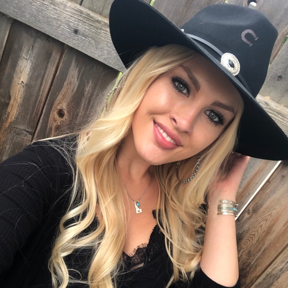 Amy Ellenberg - Poshmark Profile Picture of Amy Ellenberg (@amyellenberg) on Poshmark