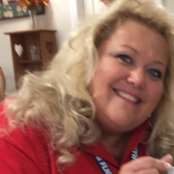 Profile Picture of Laurie ann Sidelinger (@singer4you) on Poshmark