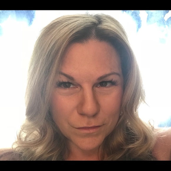 Profile Picture of Michelle Hummell (@hummelltm) on Poshmark