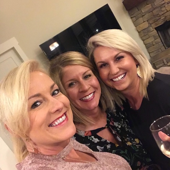 Profile Picture of Amanda Toland (@amandatoland) on Poshmark