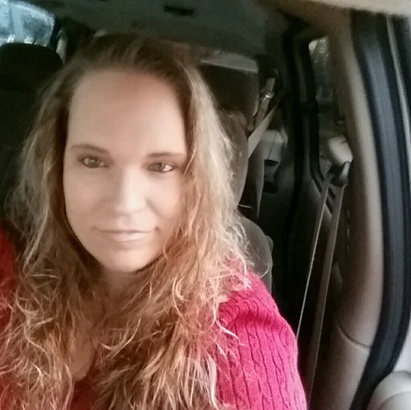 Profile Picture of Crystal Hays (@crystalhays) on Poshmark