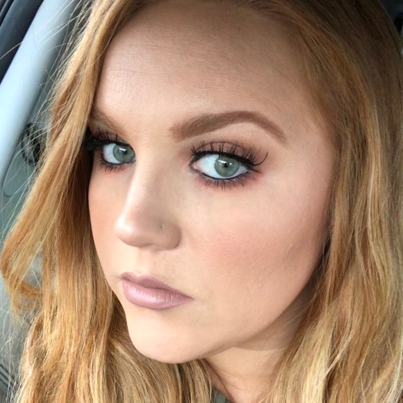 Profile Picture of Renee Moitoza (@reneemoitoza) on Poshmark