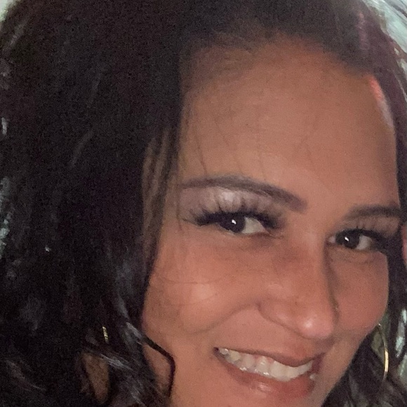 Profile Picture of Tina Saulters (@tinasaulters) on Poshmark