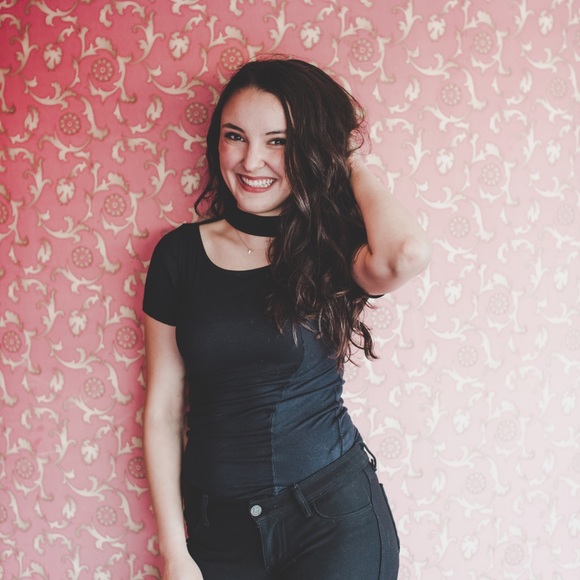 Profile Picture of Sydnee Dilhan (@sydneeross) on Poshmark