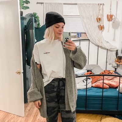 Profile Picture of Ellison D (@ellirayebarry) on Twitter