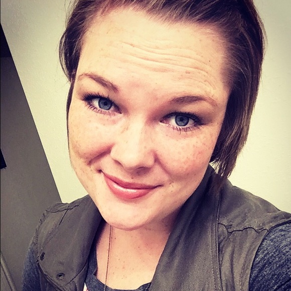 Profile Picture of Loralee Bowen (@bowelora) on Poshmark