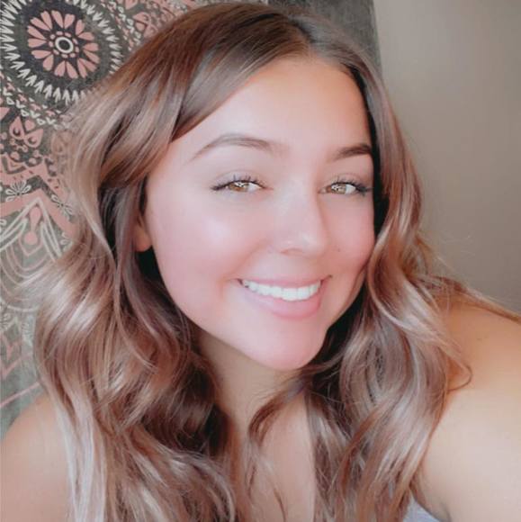 Profile Picture of Melanie Roberts (@melanieeroberts) on Poshmark