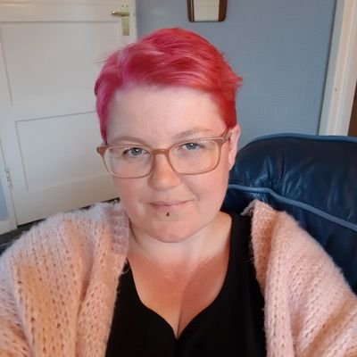 Profile Picture of Debbie Shaw (@sparklydolly_) on Twitter