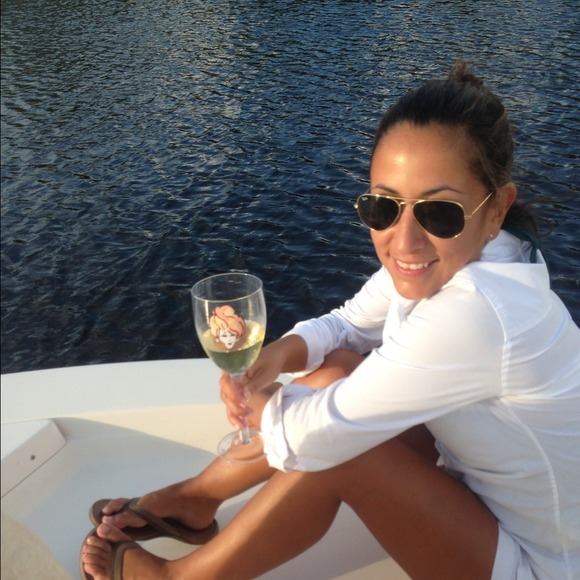 Profile Picture of Val Wallace (@lifeisabeach) on Poshmark