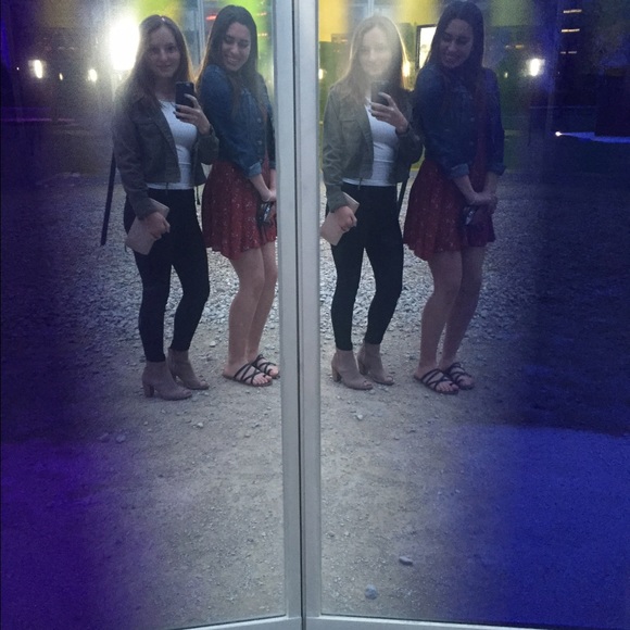 Profile Picture of Zoe Yolish (@zoeyolish) on Poshmark