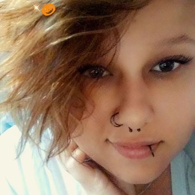 Profile Picture of Rebecca Nicole (@RebeccaNHeadley) on Twitter