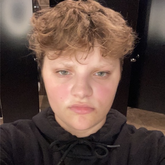 Profile Picture of Hayden Davis (@hayleydavis345) on Poshmark