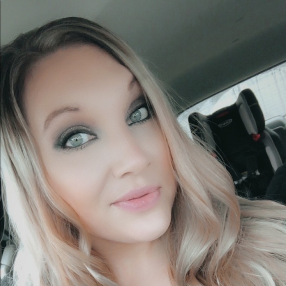 Profile Picture of Alisa Lacheta (@alisalacheta) on Poshmark