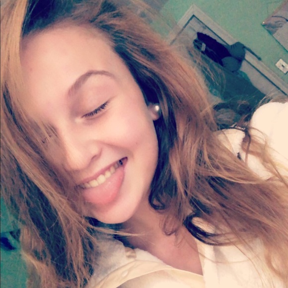 Profile Picture of Emma Currier (@emmaacurrier) on Poshmark
