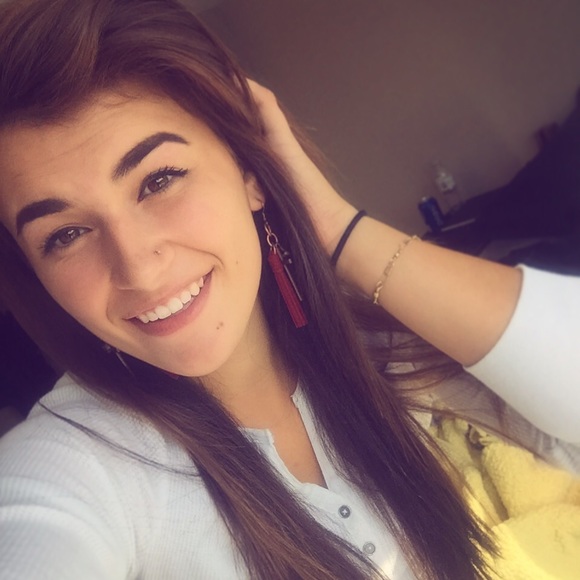 Profile Picture of Shye Makarrall (@shyelynn97) on Poshmark